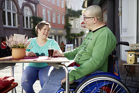 Zwei Personen sitzen im einem Café